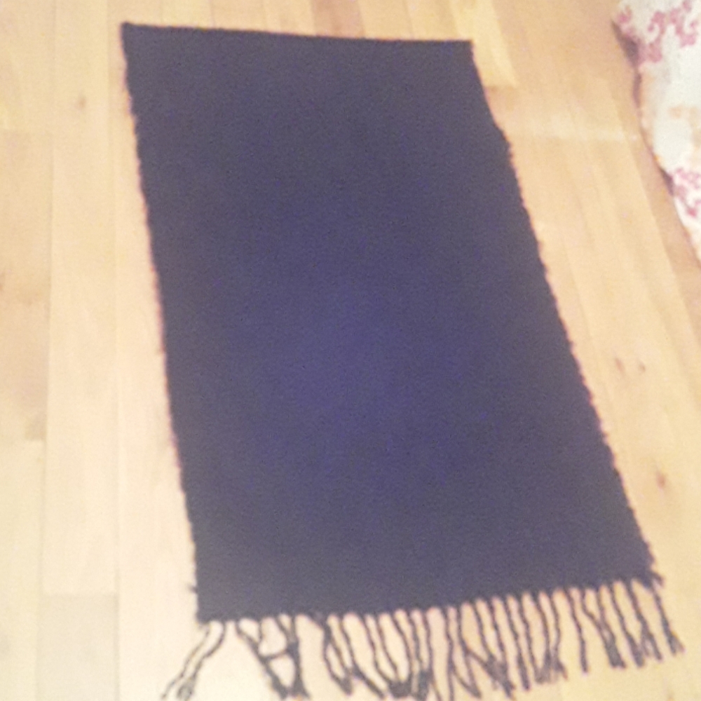 Thick wool scarf with a few tassels
